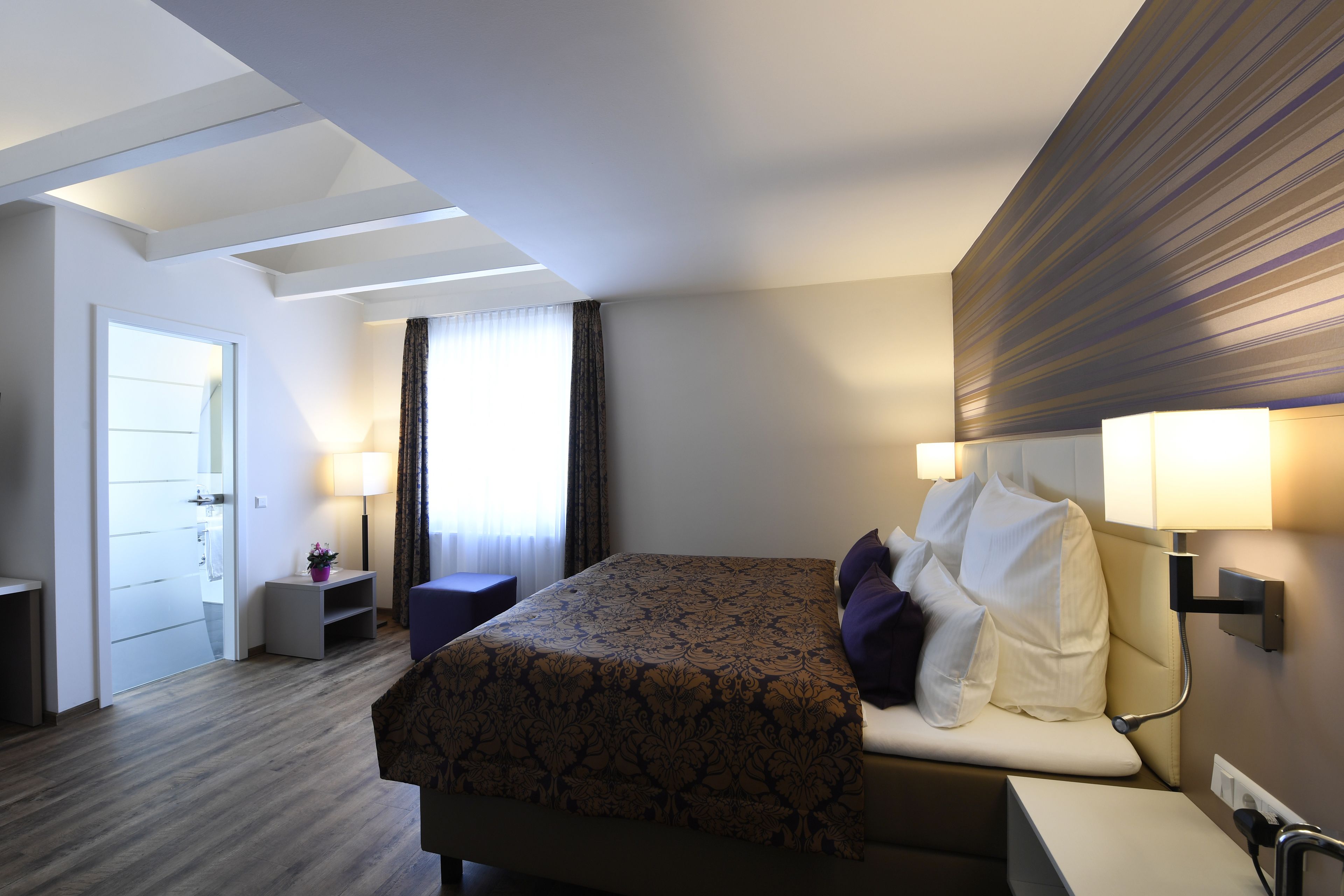 classic double room | hypo-allergenic bedding, minibar, desk, free wifi