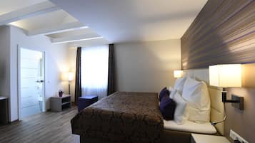 Quarto casal clássico | Roupas de cama antialérgicas, frigobar, escrivaninha, Wi-Fi de cortesia