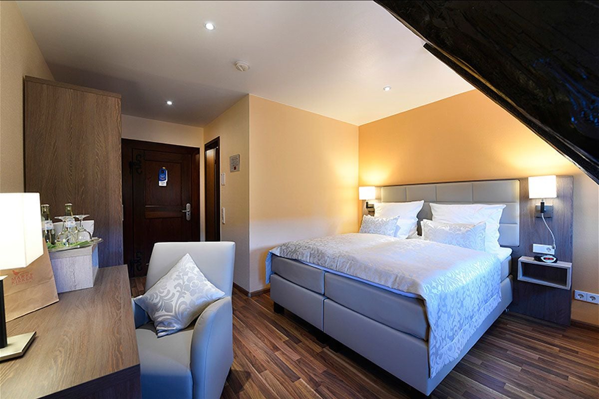 standard double room | hypo-allergenic bedding, minibar, desk, free wifi