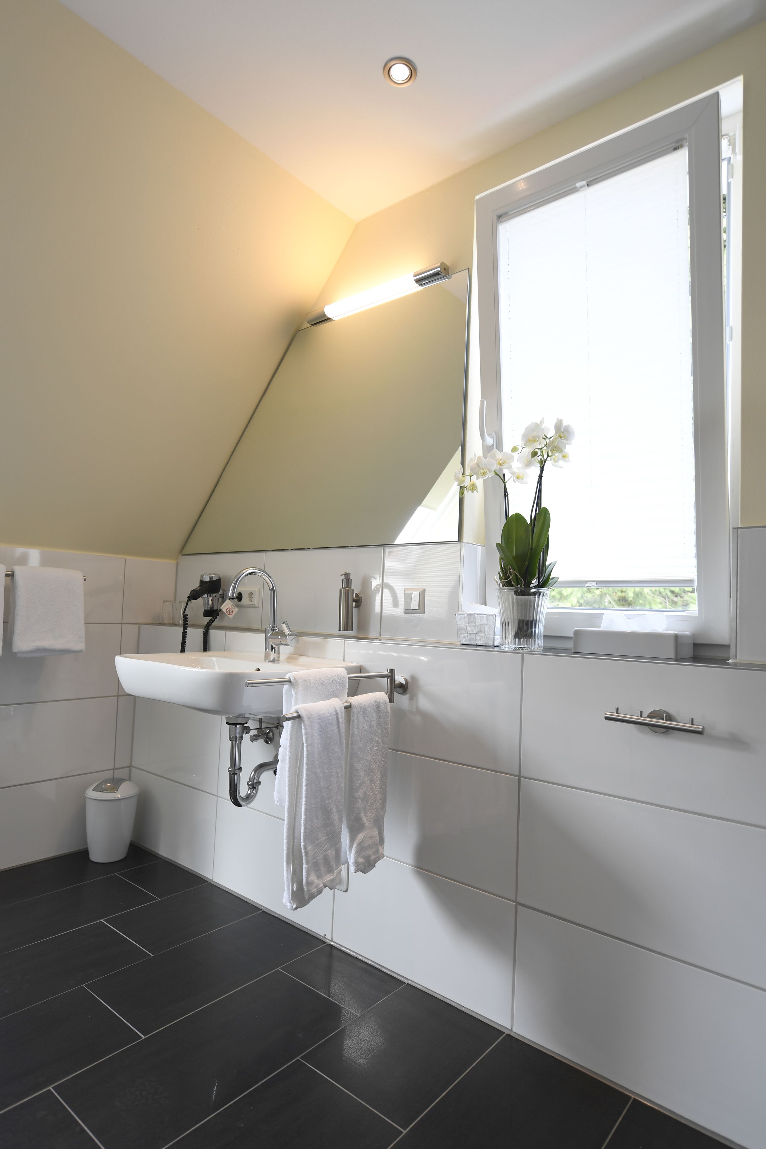 classic double room | hypo-allergenic bedding, minibar, desk, free wifi