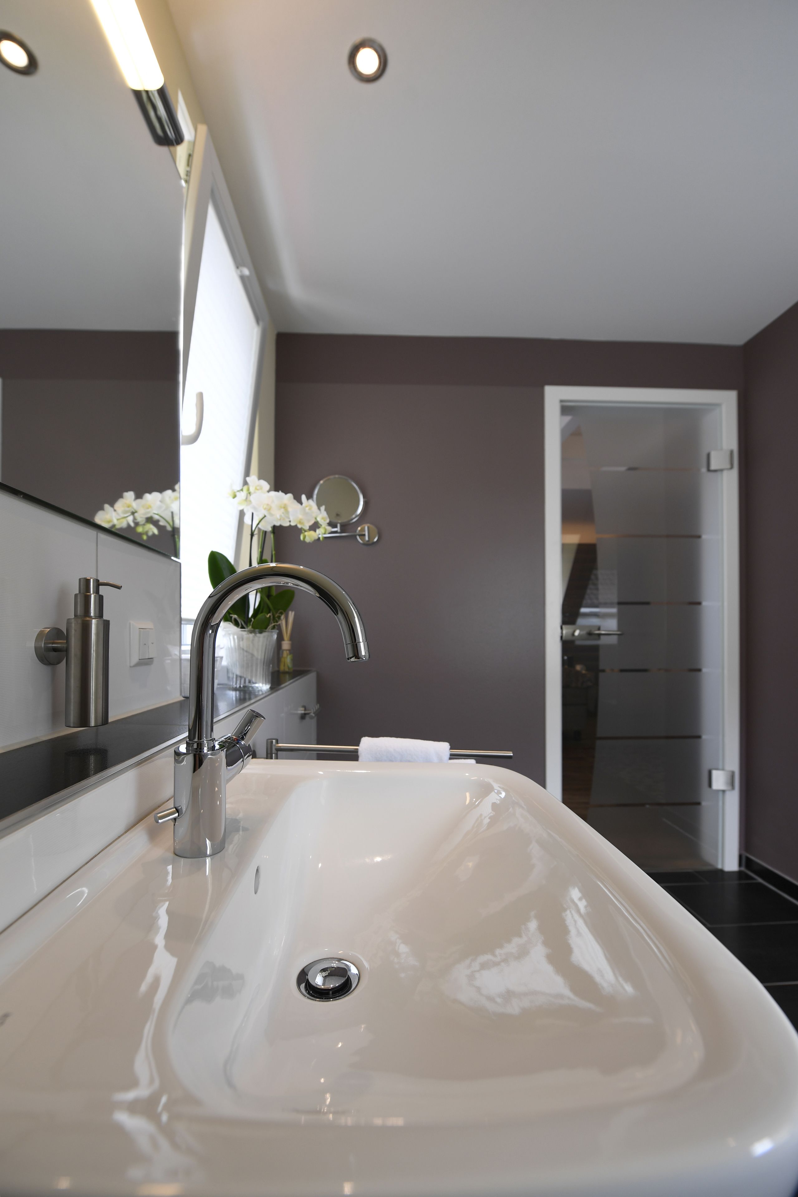 classic double room | bathroom | shower, free toiletries, hair dryer