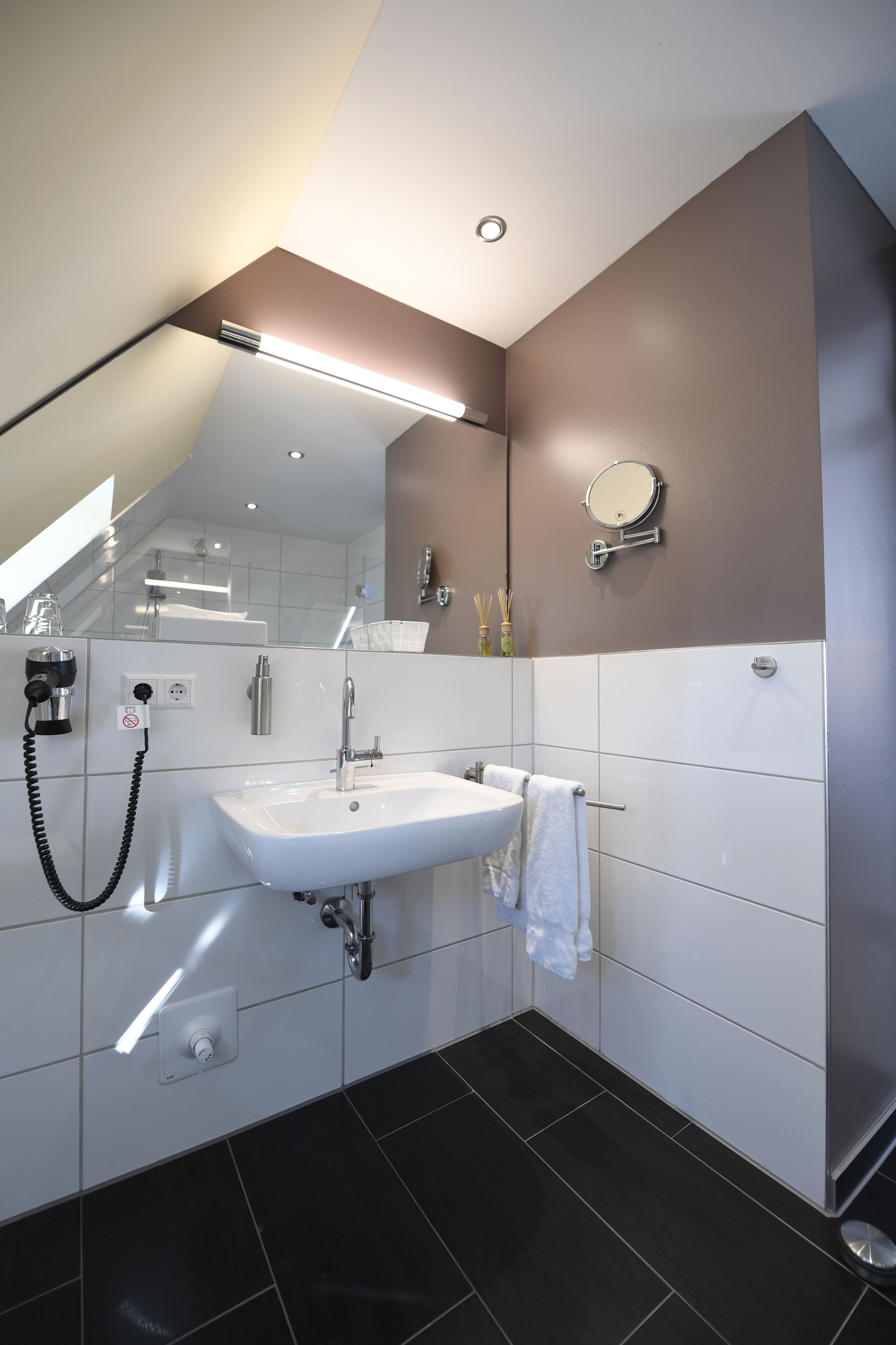 standard double room | bathroom | shower, free toiletries, hair dryer