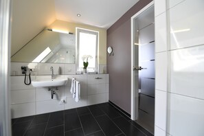 Shower, free toiletries, hair dryer - Hotel Marktkieker (Burgwedel)