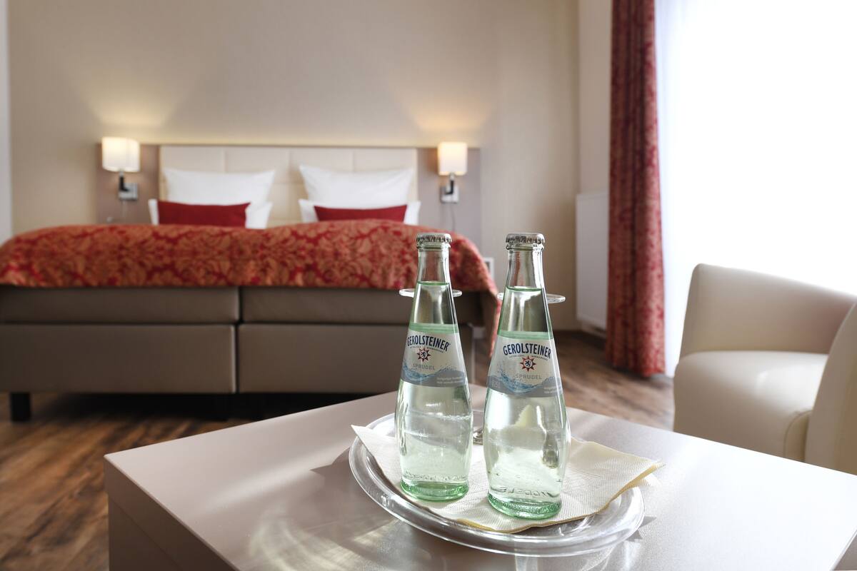Twin kamer | Hypoallergeen beddengoed, een minibar, een bureau, gratis wifi