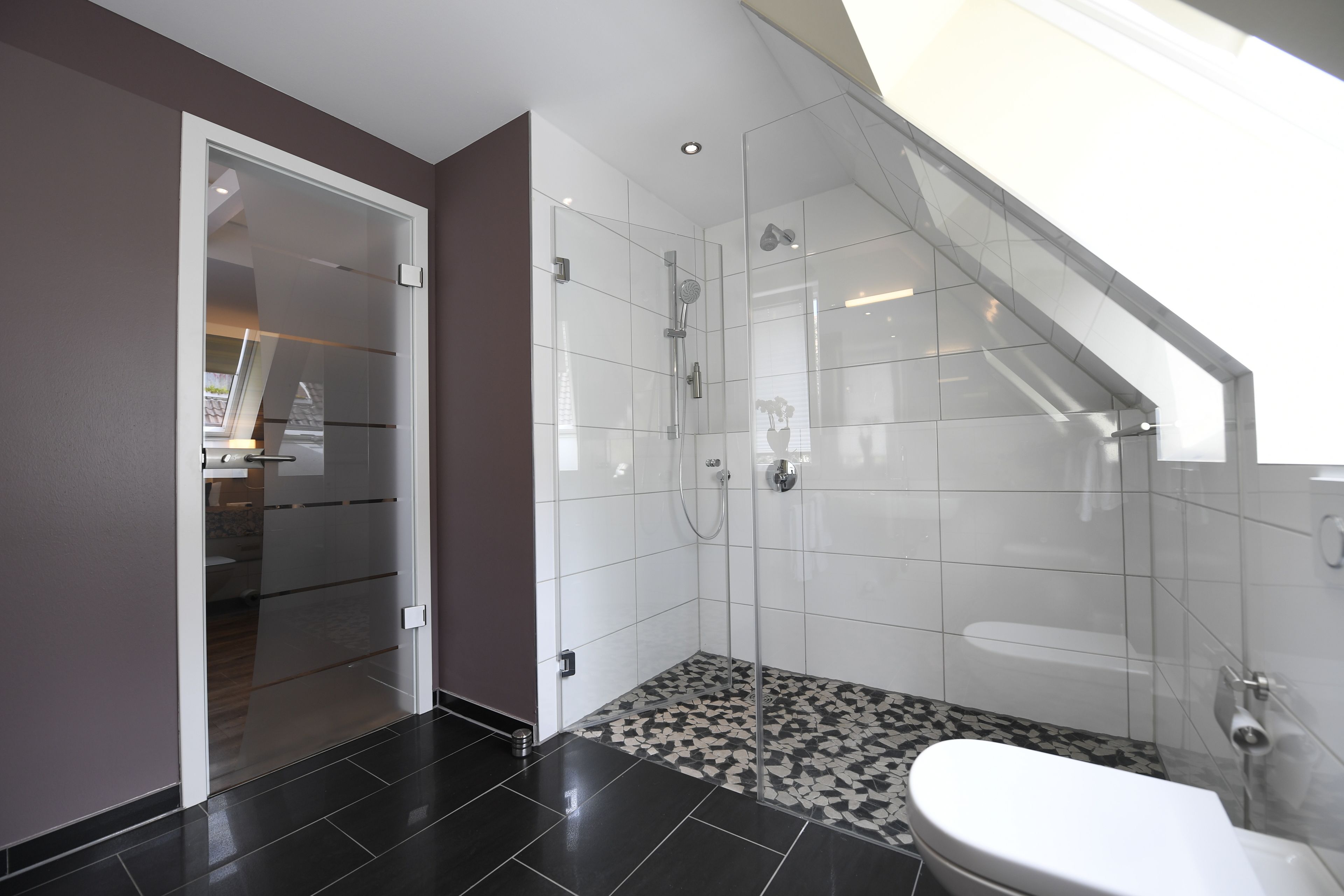 classic double room | bathroom | shower, free toiletries, hair dryer