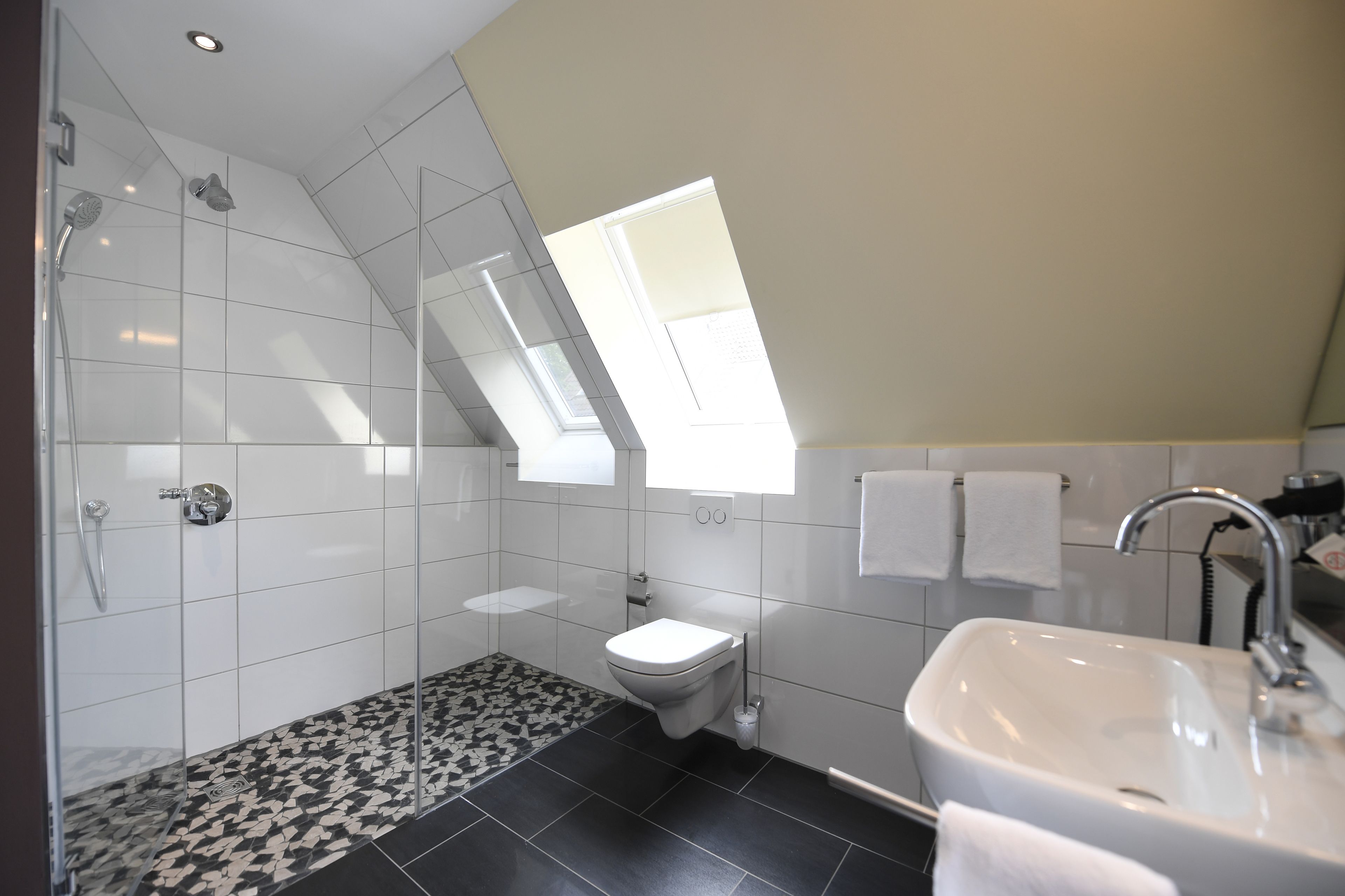 classic double room | bathroom | shower, free toiletries, hair dryer