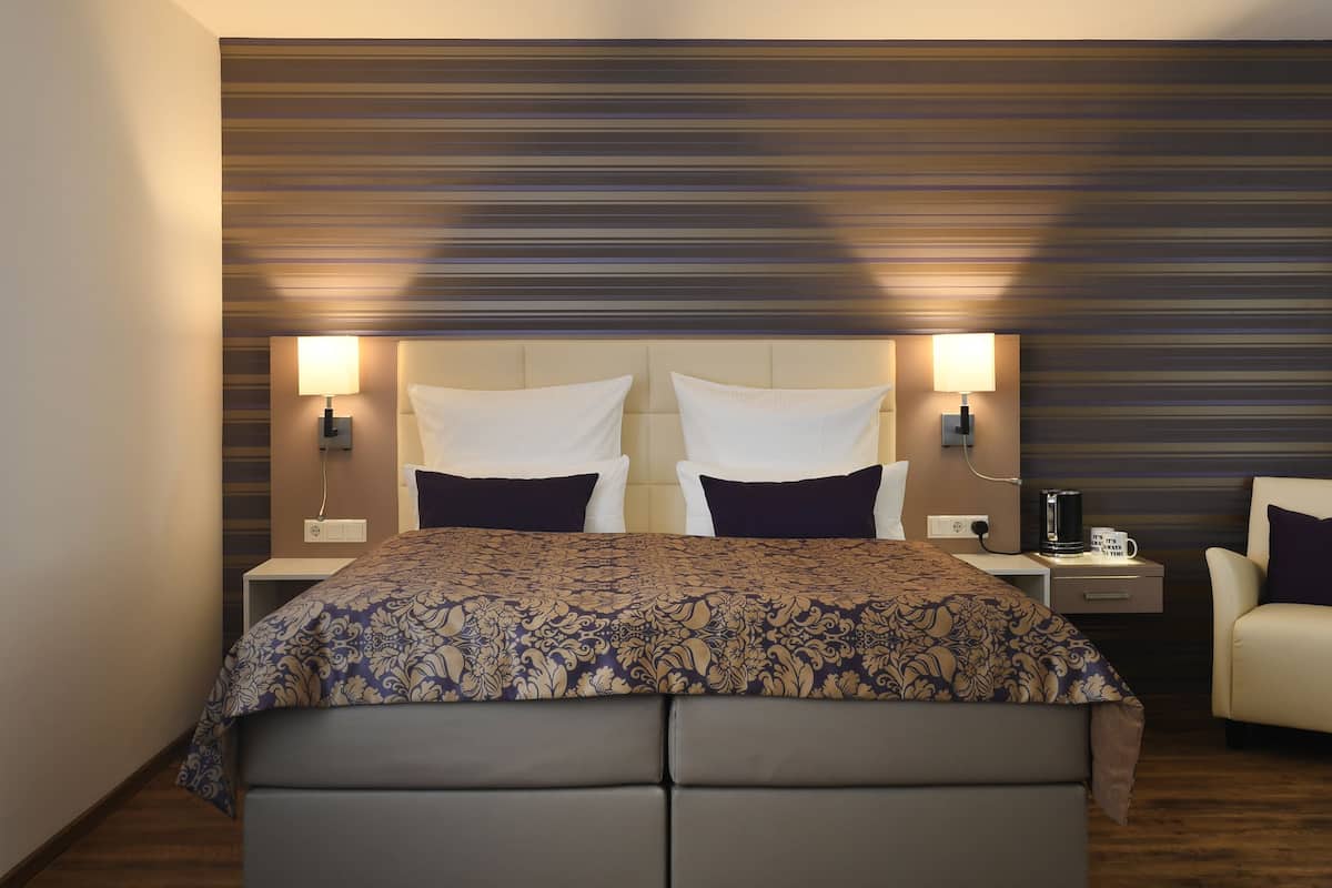 classic double room | hypo-allergenic bedding, minibar, desk, free wifi