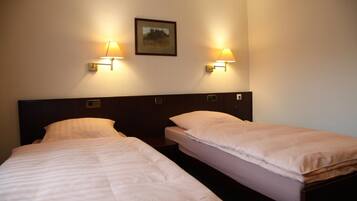 Bureau, lits bébé (en supplément), lits pliants/supplémentaires