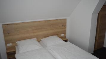Schreibtisch, Babybetten, Zustellbetten, kostenloses WLAN