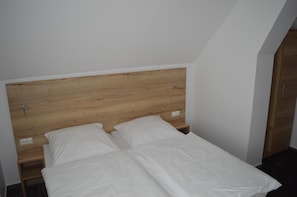Skrivebord, baby-/barnesenge (tillægsgebyr), ekstra senge (tillægsgebyr)