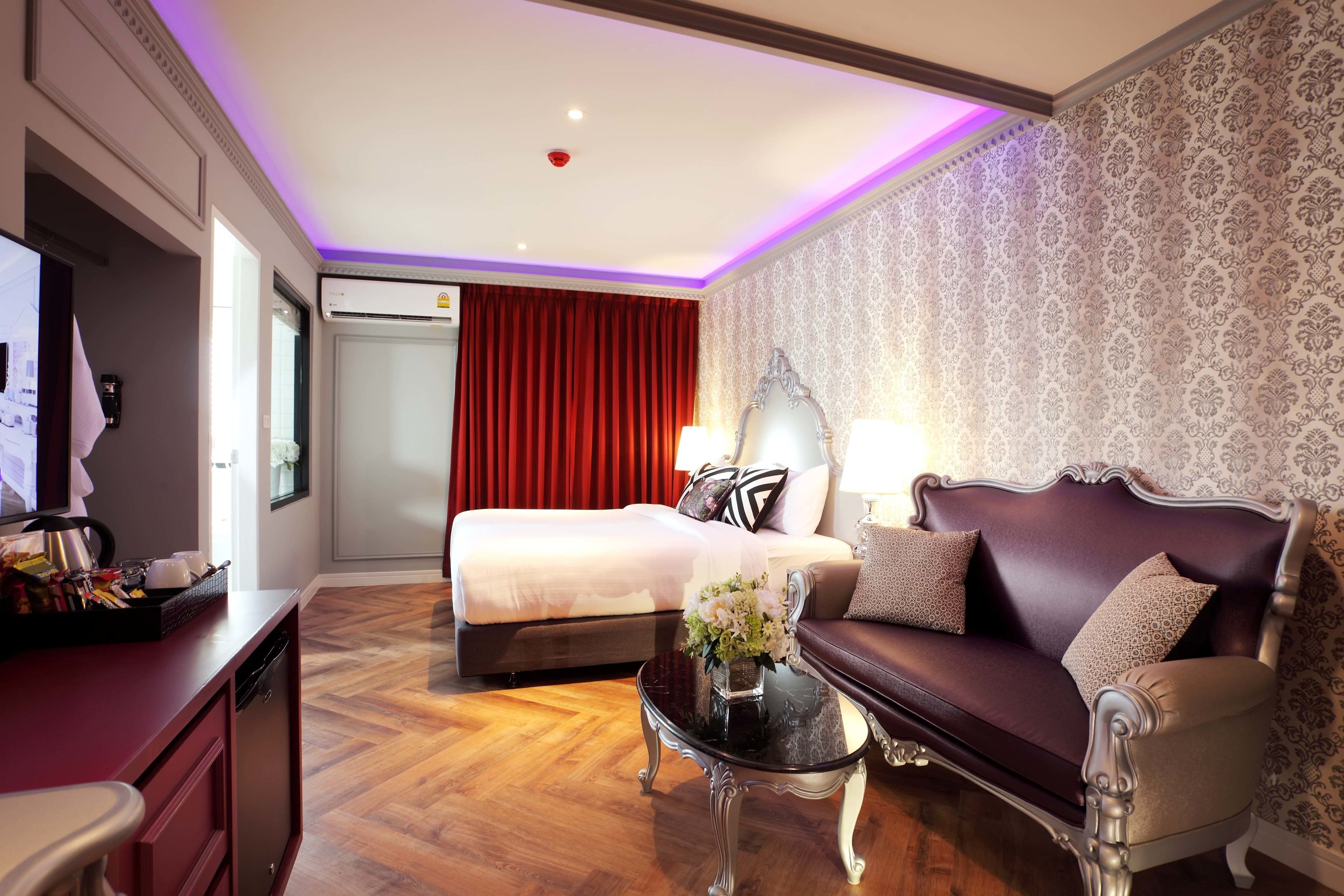 Premier-Doppelzimmer, Whirlpool (Street View) | Minibar, Zimmersafe, individuell dekoriert, individuell eingerichtet