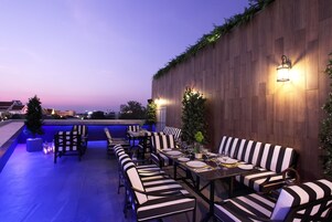 Café da manhã, almoço e jantar; local e internacional