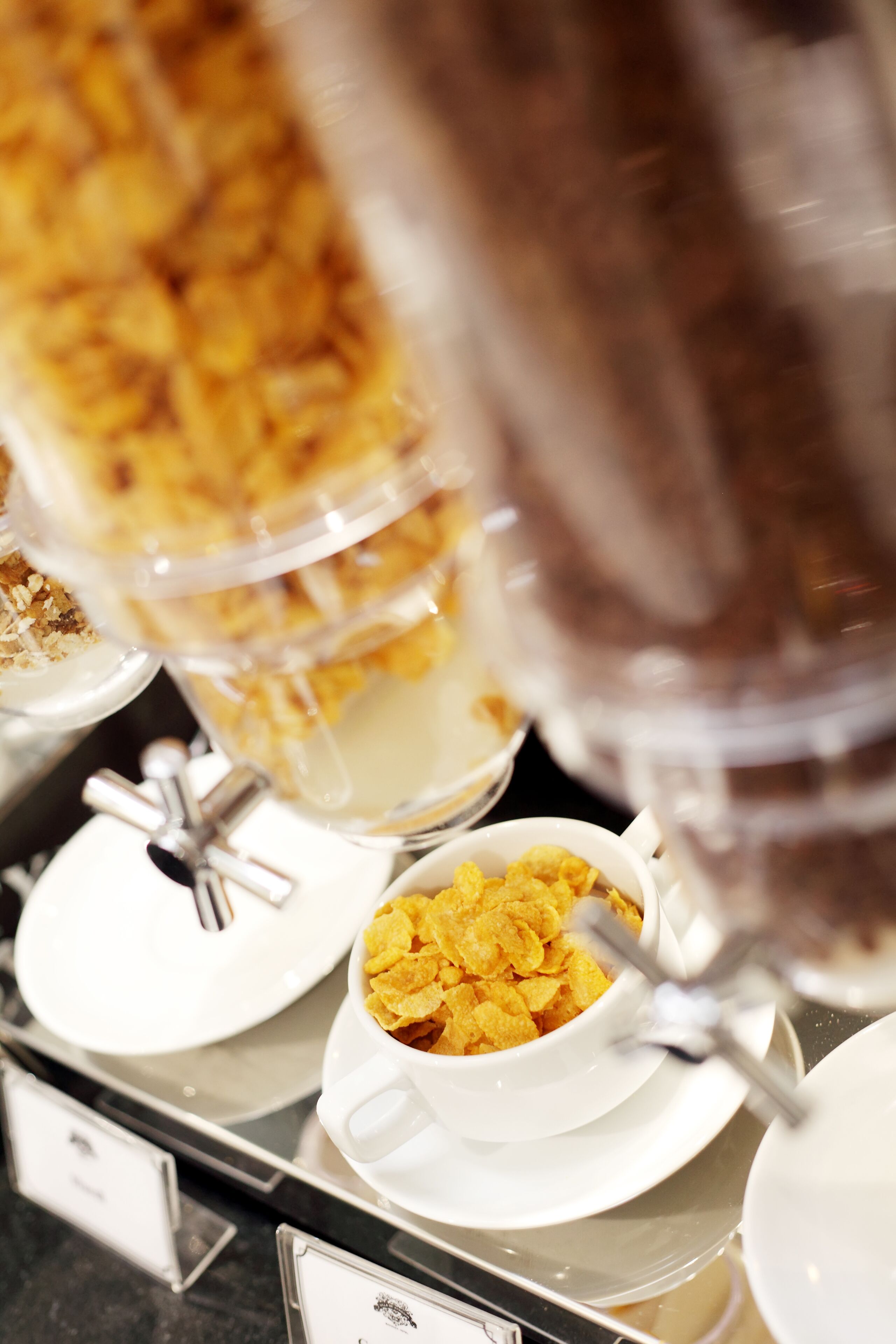 Un buffet de petit-déjeuner proposant divers aliments présentés dans des bols et des récipients.