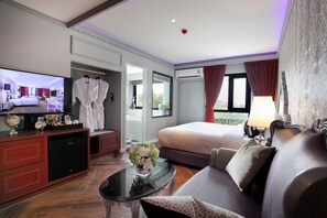 Quarto casal premier, banheira de hidromassagem (Street View) | Frigobar, cofres nos quartos, individualmente decorados