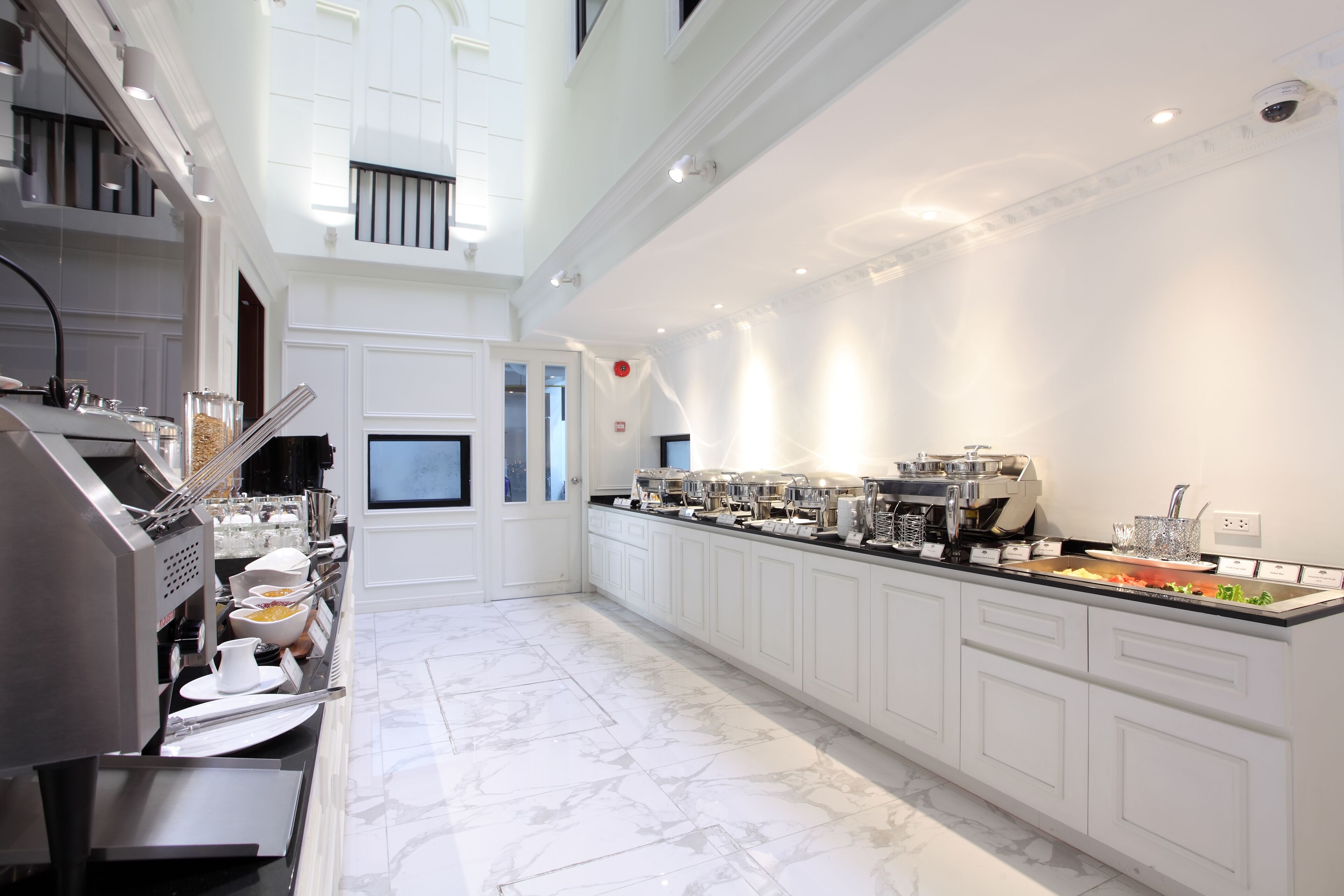 daily continental breakfast (thb 299 per person)