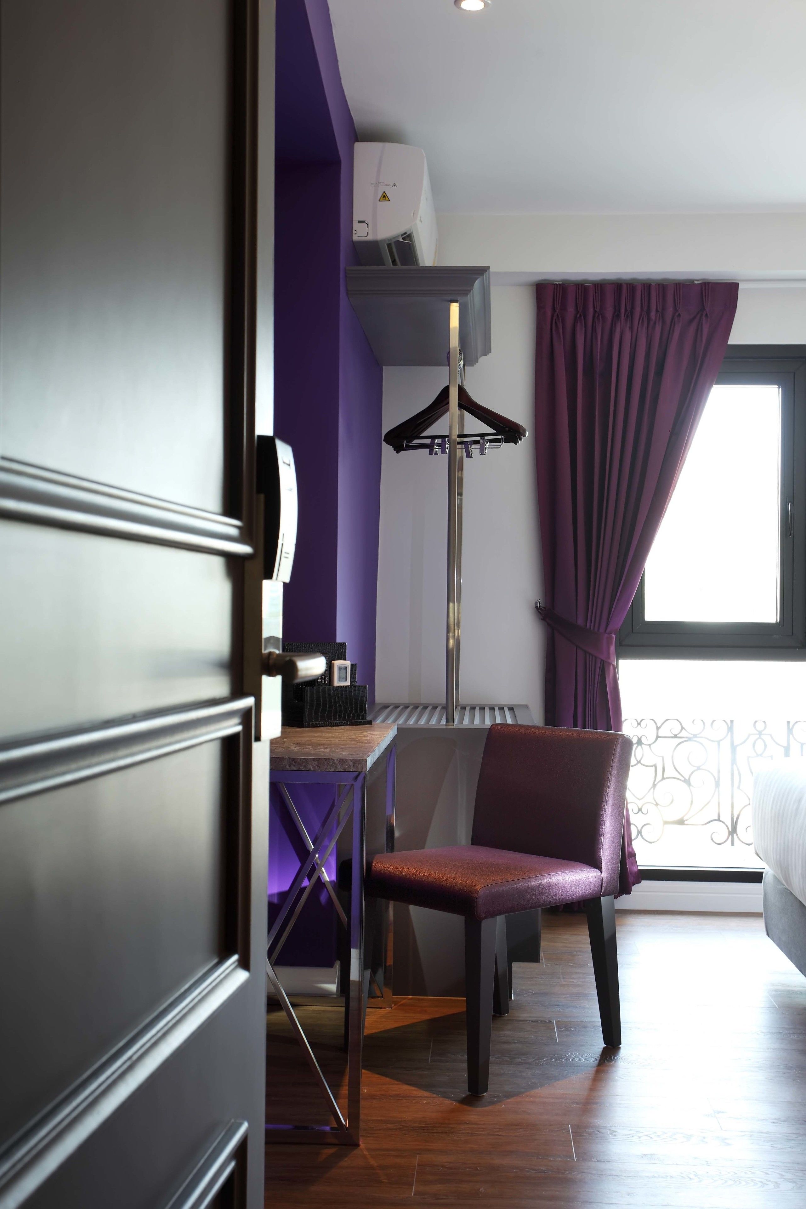 classic double room (street view) | 1 bedroom, minibar, in-room safe, individually decorated