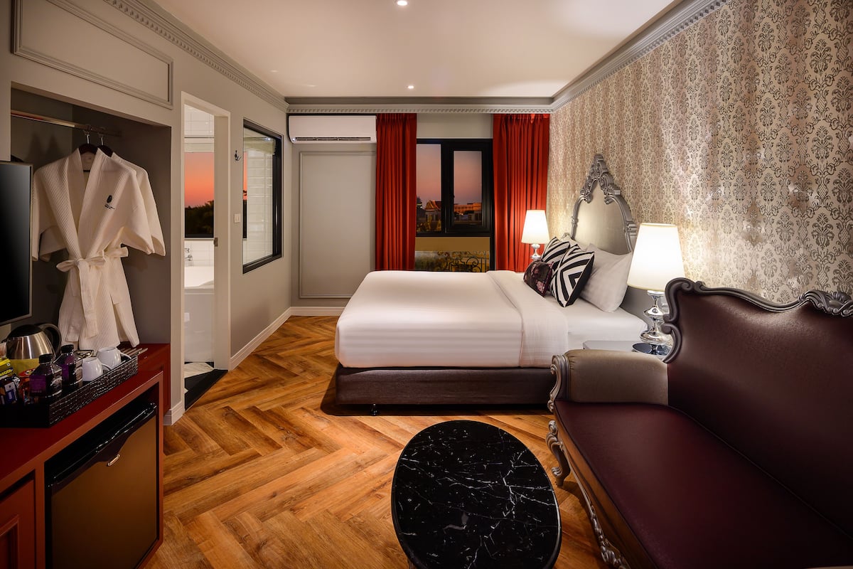 Premier Double Room, Jetted Tub (Street View)