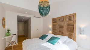 A bedroom with a large bed, a desk, and a chair. - La Maison Odeia (Bordeaux)