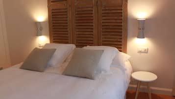 Double Room, Balcony (Jardin Public) | Premium bedding, in-room safe, individually decorated