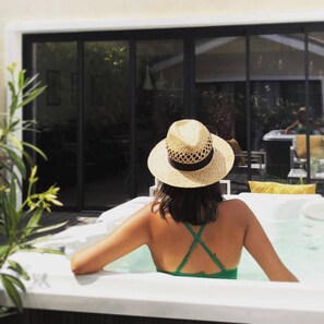 Outdoor spa tub - La Maison Odeia (Bordeaux)