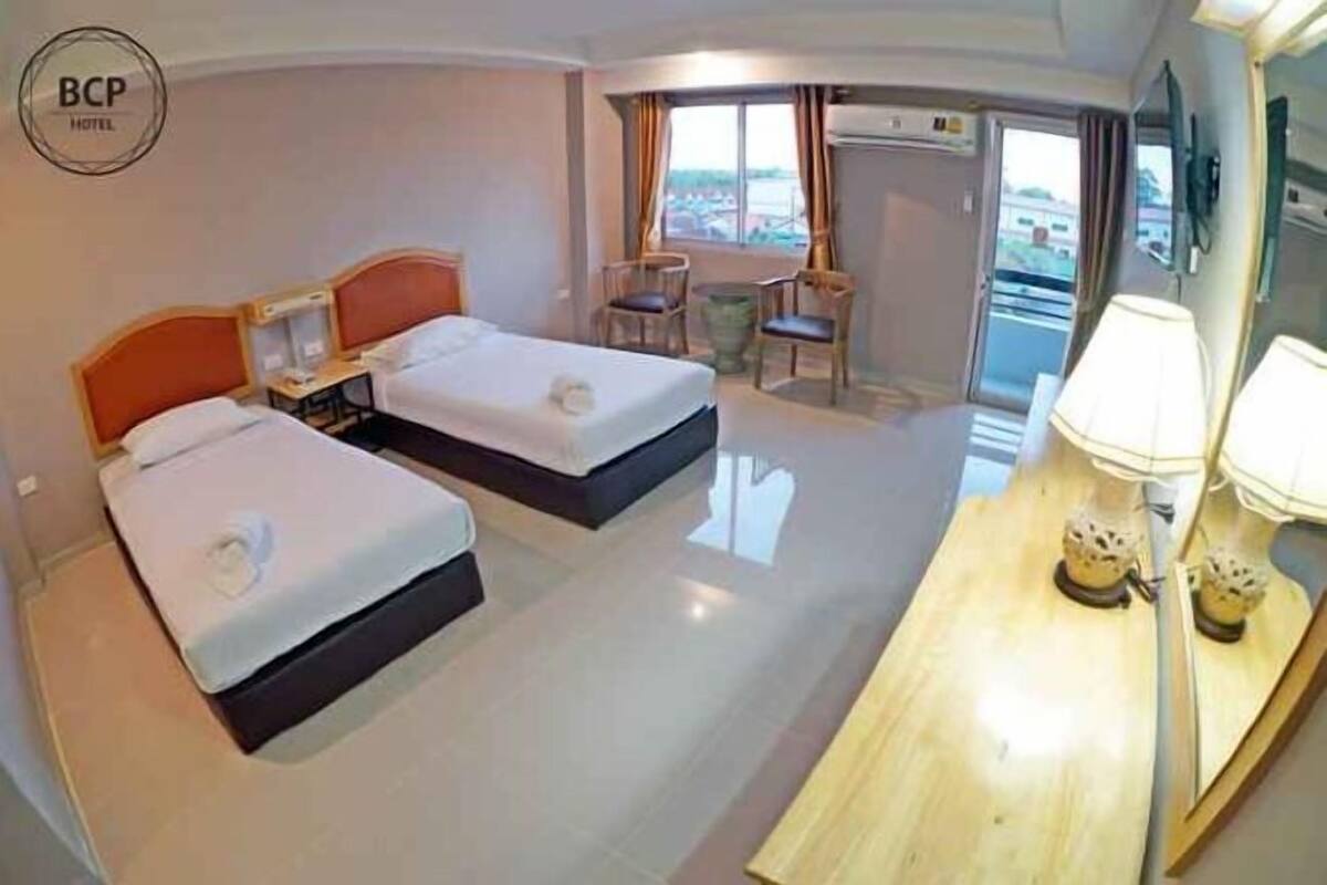 1 bedroom, individually decorated, individually furnished, desk