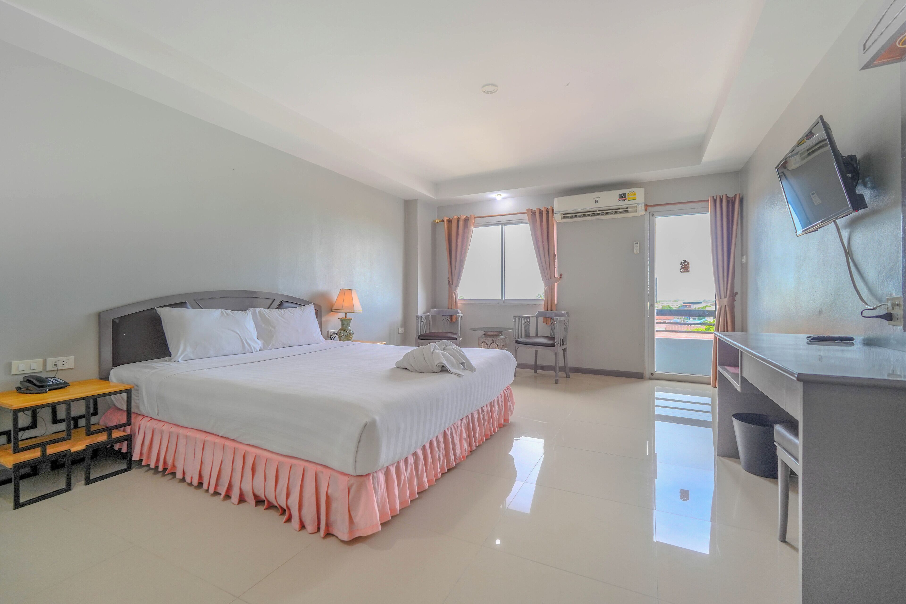 Superior Double Room, 1 Double Bed, Non Smoking | Individually decorated, individually furnished, desk, blackout drapes