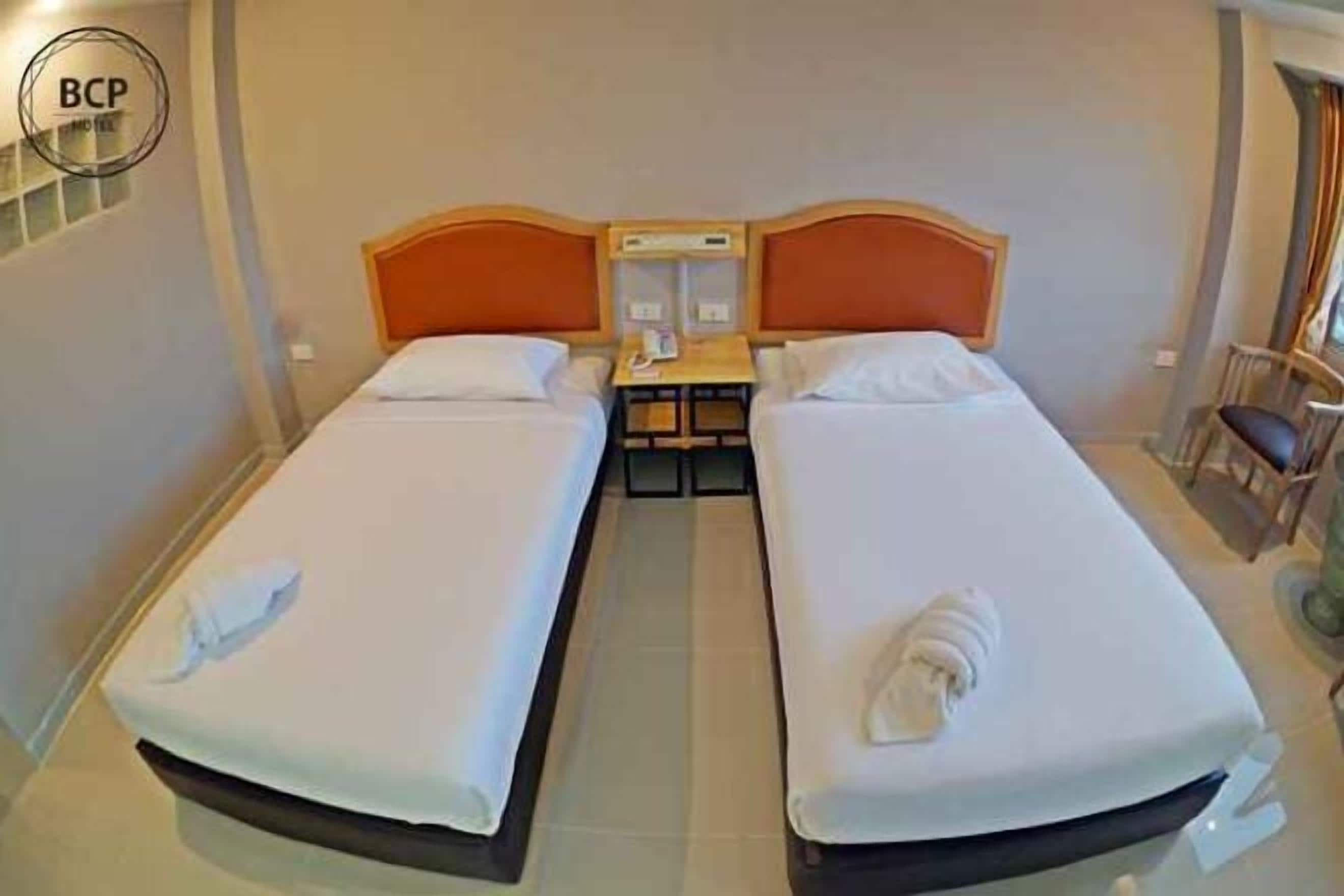 각각 다른 스타일의 인테리어, 각각 다르게 가구 비치, 책상, 암막 커튼