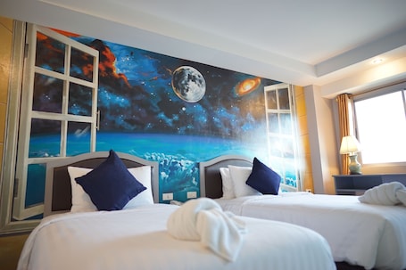 Deluxe Twin Room, 2 Twin Beds, Non Smoking | 1 bedroom, individually decorated, individually furnished, desk