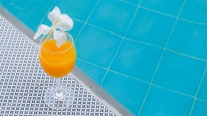 Utomhuspool, parasoller och solstolar