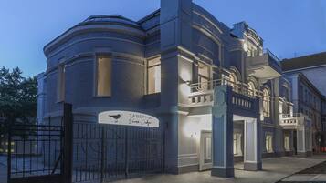 ด้านหน้าที่พัก - ตอนเย็น/กลางคืน