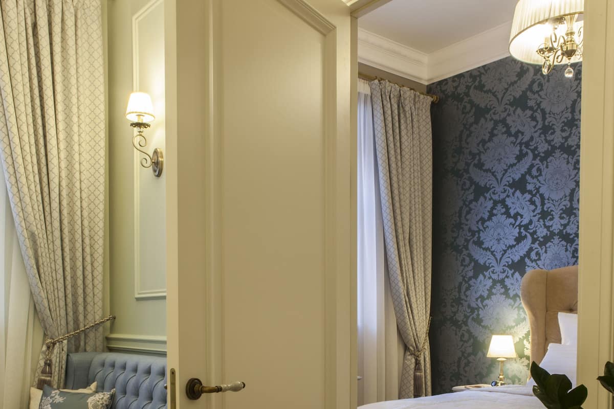 Suite (Petr Alabin) | In-room safe, desk, blackout drapes, soundproofing