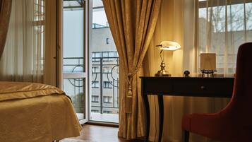 ห้องจูเนียร์สวีท | ตู้นิรภัยในห้องพัก, โต๊ะทำงาน, ผ้าม่านกันแสง, ห้องเก็บเสียง