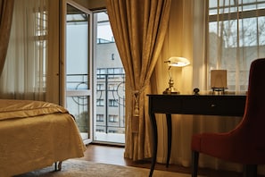 Junior Suite | In-room safe, desk, blackout drapes, soundproofing