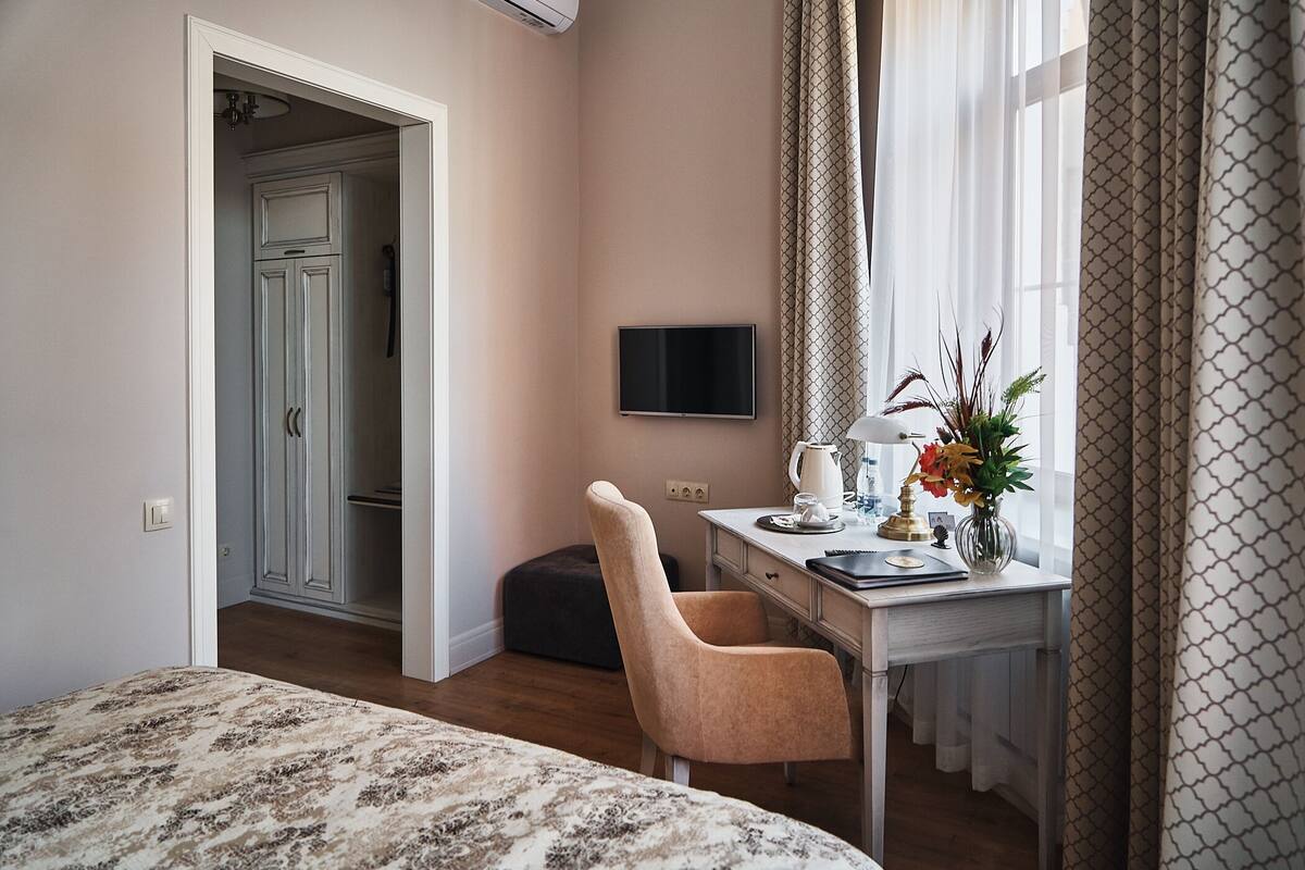 Standard Double Room | In-room safe, desk, blackout drapes, soundproofing
