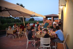 Italian cuisine, garden views  - Tenuta Antica Cavalleria (Castiglione di Sicilia)