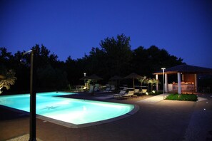 Seasonal outdoor pool, open 10:00 AM to 7:00 PM, pool umbrellas - Tenuta Antica Cavalleria (Castiglione di Sicilia)