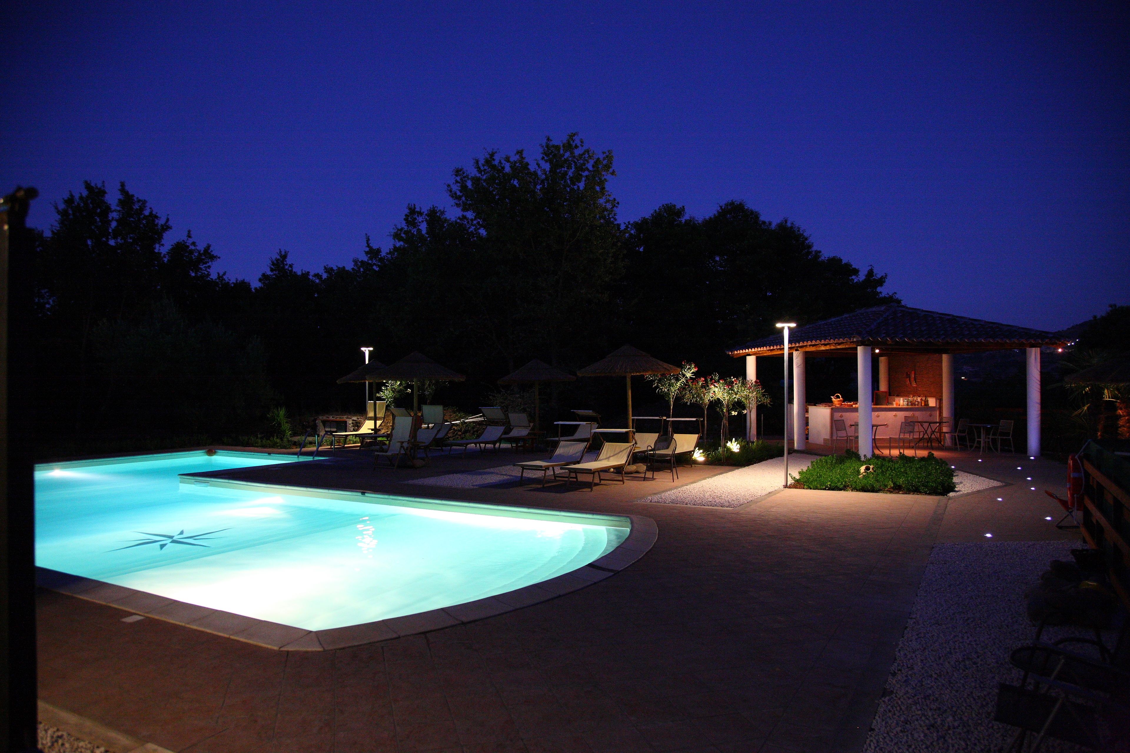 Außenpool (je nach Saison geöffnet), Sonnenschirme, Liegestühle