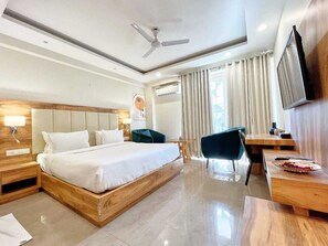 1 bedroom, minibar, in-room safe, individually decorated - Hotel Golf View Suites (Gurugram)