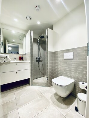 Suite junior, balcón | Baño | Ducha, secador de pelo, suelo radiante y toallas