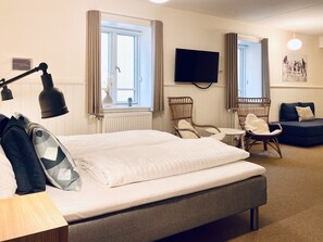 Deluxe-dobbeltværelse, Musikværelse (noise may occur) | In-room safe, desk, free WiFi, bed sheets - Hotel Marie (Skagen)