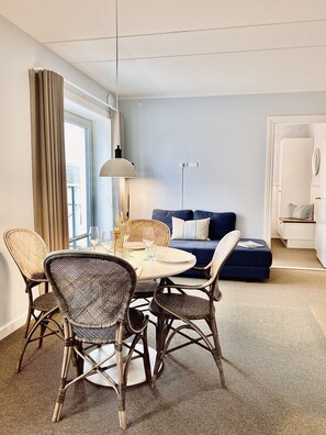 Appartement, 2 slaapkamers, keuken | Woonruimte | Flatscreentelevisie