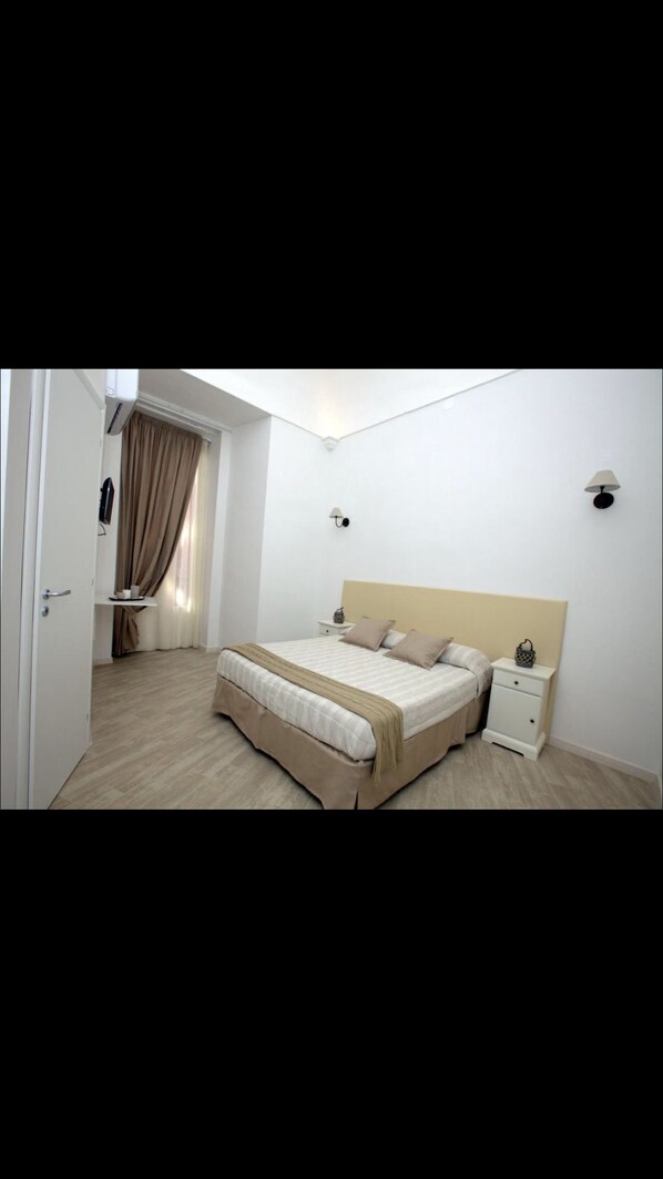 Deluxe Double or Twin Room, Balcony | Desk, free cribs/infant beds, free WiFi - Bruno's Historic Home (Naples)
