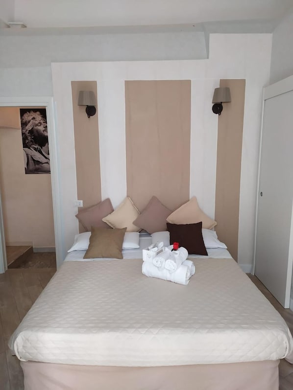 Schreibtisch, kostenlose Babybetten, kostenloses WLAN