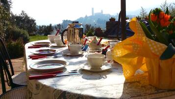 Tägliches einheimisches Frühstück (10 EUR pro Person)