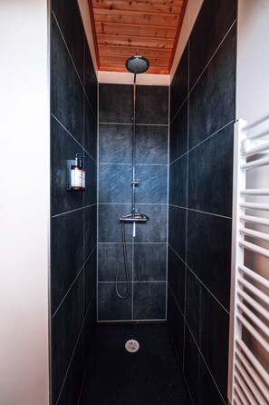 Douche, sèche-cheveux, serviettes fournies