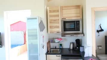 Kabin, 1 kamar tidur | Dapur kecil pribadi | Lemari es, microwave, kompor, dan mesin pembuat kopi/teh