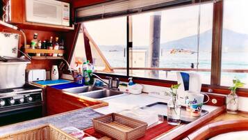 Quarto (Lemonia Yacht) | Cozinha privada | Geladeira grande, micro-ondas, cooktop, lava-louças