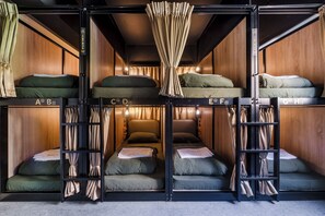 Cortinas blackout, wifi gratis y ropa de cama