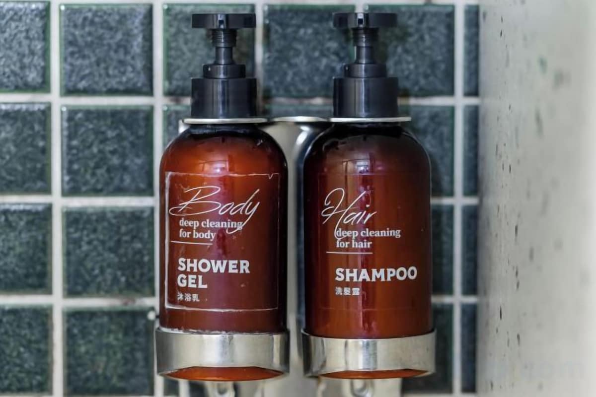 Ducha, cabezal de ducha tipo lluvia, secador de pelo, toallas