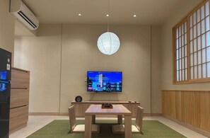 Modern Japanese Suite | Minibar, Wi-Fi gratis, dan seprai linen